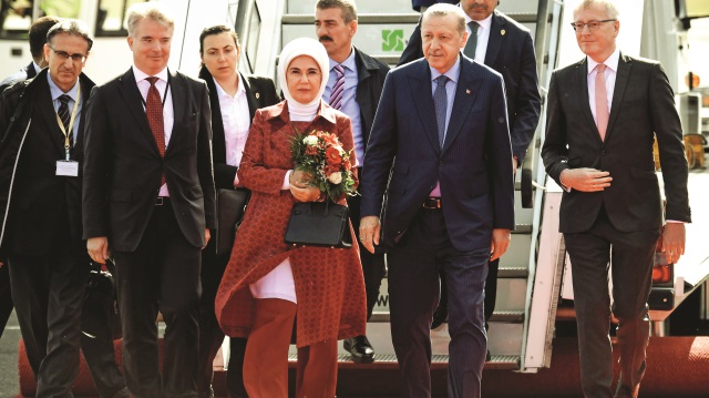 Erdoğan eşi Emine Erdoğan ile Berlin ziyareti boyunca konaklayacağı Brandenburg Kapısı’nın yakınındaki Adlon Kempinski oteline geçti. 