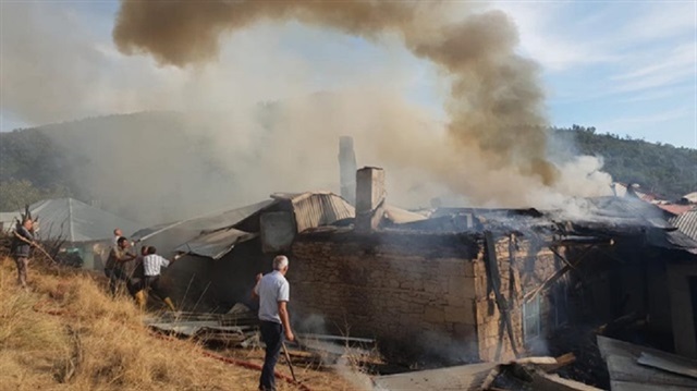Yangın nedeniyle ev kullanılamaz hale geldi.