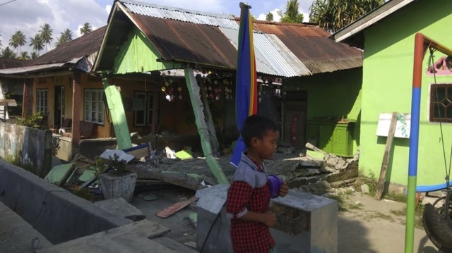 7,7'lik depremin vurduğu Endonezya'da çok sayıda ev yıkıldı, çok sayıda bölgede maddi hasar meydana geldi.
