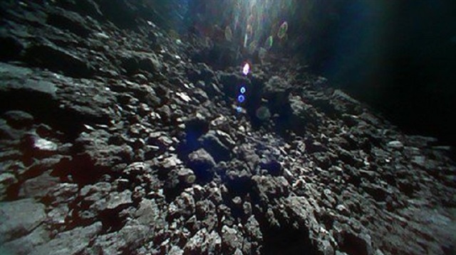 Ryugu asteroidinin yüzeyinden bir görüntü.