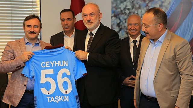 İmza törenin ardından gelen misafirlere isimlerinin yazılı olduğu Trabzonspor forması hediye edildi. ​