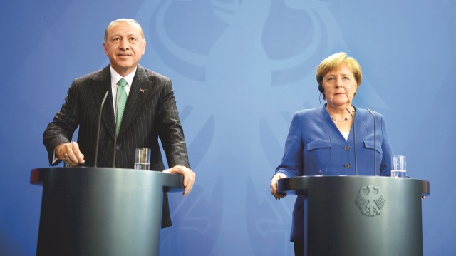 Başbakanlık binasında görüşen ve ardından ortak basın toplantısı düzenleyen Erdoğan ile Merkel, bugün de ucu açık kahvaltıda iki ülke ilişkilerini tüm detaylarıyla masaya yatıracak.