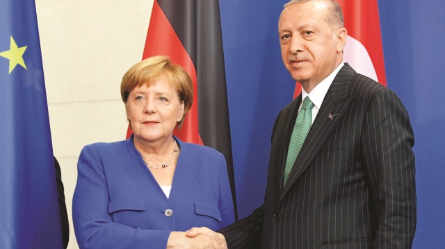 Başbakanlık Binası’ndaki görüşme, bugünkü “ucu açık” ve iki ülke arasındaki her sorunun masaya yatırılacağı Erdoğan-Merkel zirvesinin ilk adımı oldu