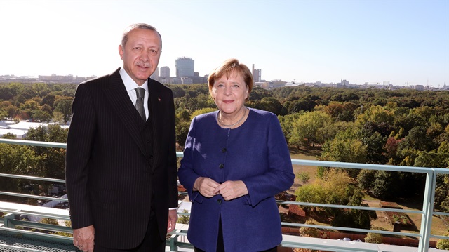 Turkish President Recep Tayyip Erdoğan (L) meets German Chancellor Angela Merkel (R) in Berlin
