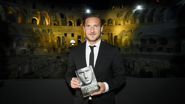 Totti yeni çıkan otobiyografi kitabını Kolezyum'da tanıttı.