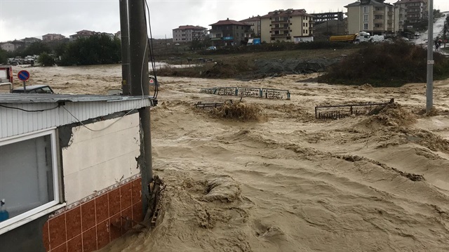 Sakarya'da etkili olan sağanak bazı bölgelerde su taşkınlarına neden oldu.