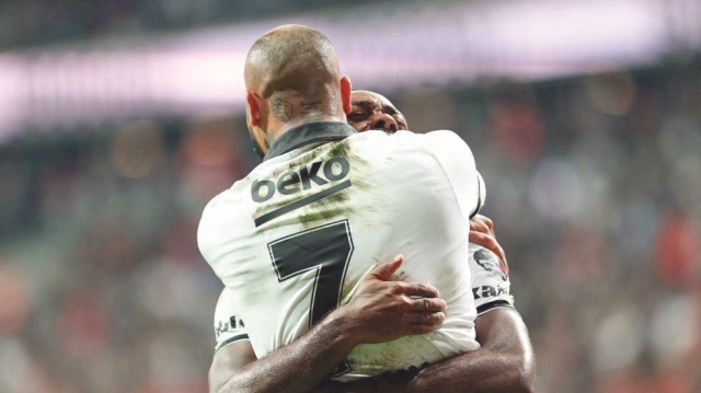  Beşiktaş, evinde konuk ettiği Kayserispor’u attığı golden sonra gözyaşlarını tutamayan Vagner Love ve Quaresma’nın trivelası ile devirdi.