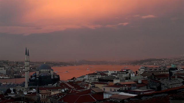 Süleymaniye Tepesi'nden batan güneş, İstanbul semalarını kızıla boyadı. ​