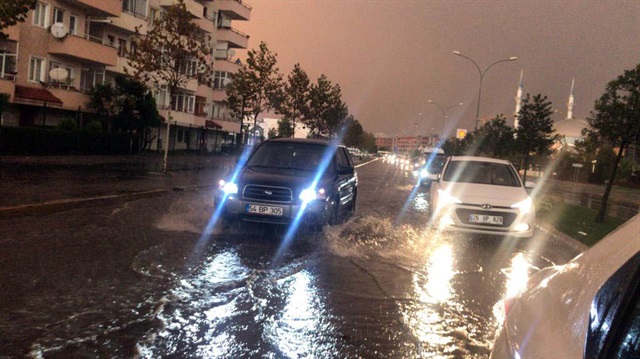 Meteoroloji'nin yaptığı uyarılar sonrası şiddetli sağanak yağış Sakarya'yı etkisi altına aldı.