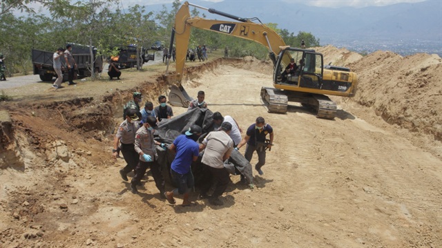 ​Can kayıplarının fazla olduğu Merkez Sulawesi eyaletinin başkenti Palu'da, enkaz altından çıkarılan naaşların gömülebilmesi için toplu mezar açıldı.