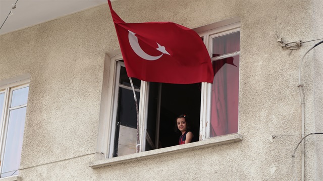 Baba-kız evlerinin her köşesini Türk ve Suriye bayrakları ile donattı. 