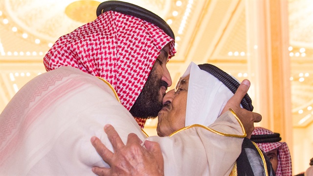 Suudi Arabistan Veliaht Prensi Muhammed bin Selman ile Kuveyt Emiri Şeyh Cabir es-Sabah'ı burnundan öptü. (Fotoğraf: Reuters)