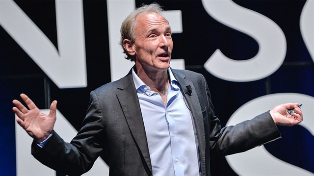 Tim Berners-Lee 1989 senesinde CERN laboratuvarlarında HTML işaretleme dilini geliştiren Berners-Lee, Dünya Çapında Ağ (www.) olarak da tanımlanan bilgi paylaşım sistemini kurdu.