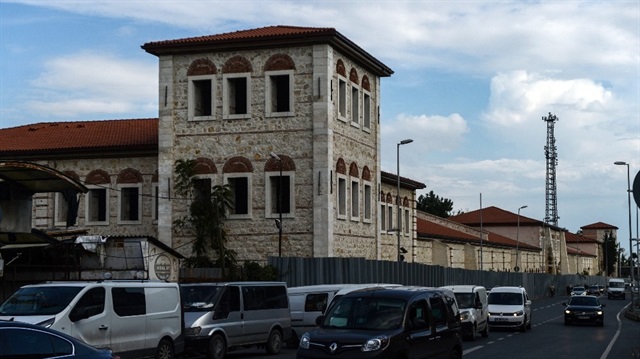 Çekilen görüntülerde, caddeye bakan cephenin dış cephe ve çatı restorasyonunun bittiği görülürken, iç kısımlarda bir çok ağacın kışlanın duvarlarının içinde olduğu görüldü.