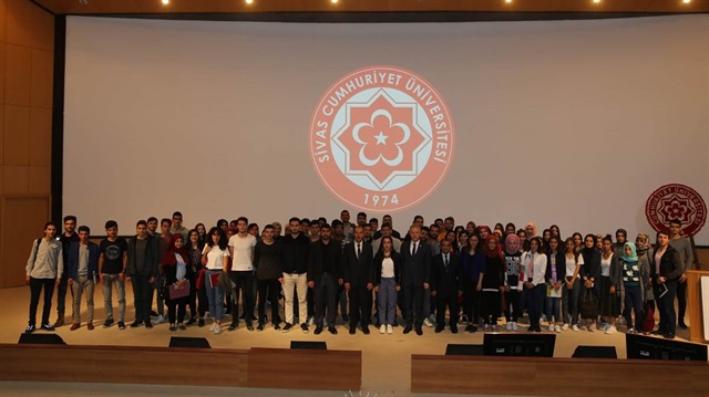 Vali Davut Gül, Cumhuriyet Üniversitesi (CÜ) Sivas Tanıtım Günleri'nde öğrencilerle bir araya geldi.