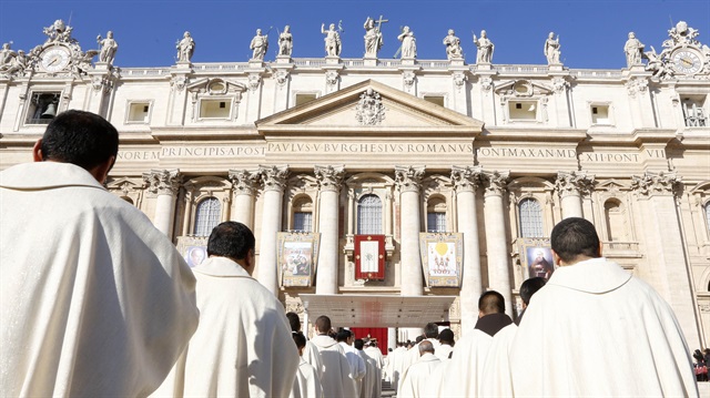 Vatikan'ın çocuk istismarı olaylarını örtbas ettiği iddia edildi.