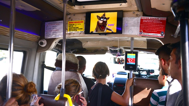 Minibüste çizgi film izleten minibüs şoförü, bunun bir rahatlama yöntemi olduğunu söylüyor.