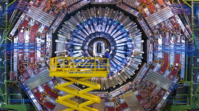 Büyük Hadron Çarpıştırıcısı'nda yapılan deneyler sırasında evrenin oluşumu hakkındaki en büyük sırlardan biri olduğu kabul edilen atom altı parçacık "Higgs Bozonu" keşfedilmişti.