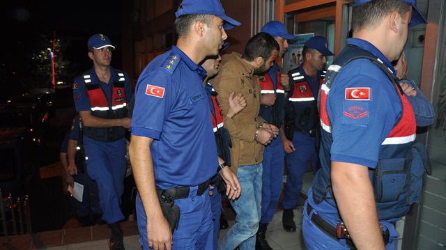 Jandarma ekipleri çete üyelerini gözaltına aldı.