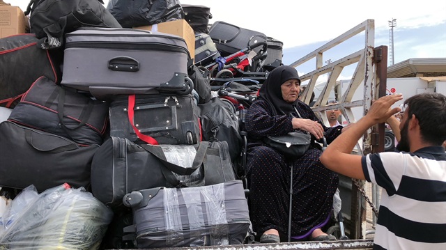 Bavullar arasında Suriye'den Hatay'a gelen yaşlı kadın çocuklarına ve torunlarına kavuştu.
