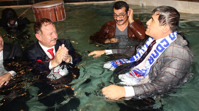 Belediye Başkanı Özdemir Turgut ve beraberindekiler, takım elbiseleriyle havuza girdi.