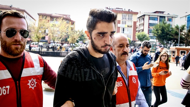 Bakırköy’de bir kadını darp ettikten sonra kendisine tepki gösteren vatandaşların üzerine otomobilini sürerek yaralanmalarına sebep olan Görkem Sertaç Göçmen (ortada) 