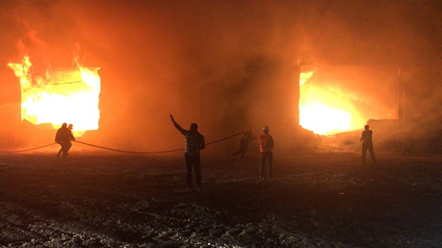 İtfaiye ekipleri tarafından yangını söndürme çalışmaları devam ediyor.