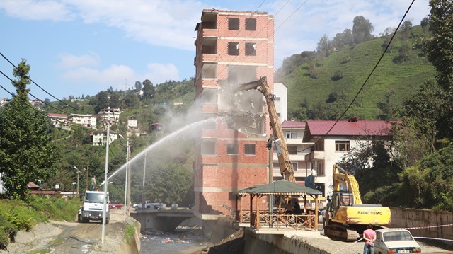 Rize'de yaşanan selin en çok konuşulan konularından biri olan apartmanın yıkımına başlandı.