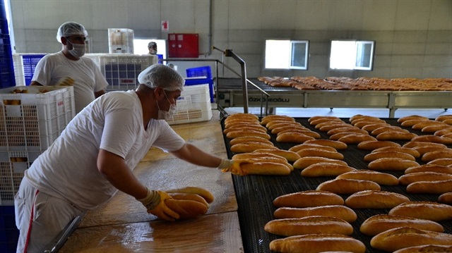 Adana'da halk ekmek 60 kuruştan satılıyor.