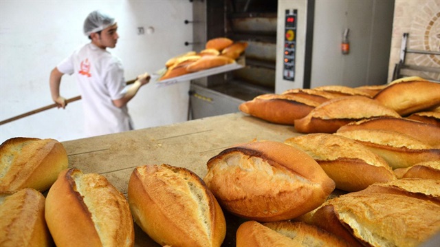  Bursa'da ekmeğin fiyatı 1 lira 25 kuruşa indirildi.