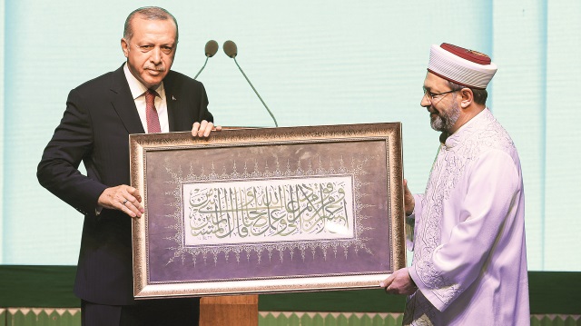 Diyanet İşleri Başkanı Ali Erbaş, Erdoğan’a hüsnühat tablosu takdim etti.