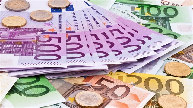 رئيس المفوضية الأوروبية يدعو لاعتماد اليورو في الصادرات