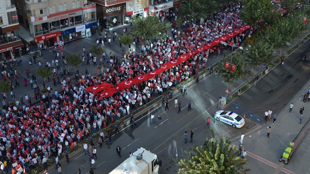 Vatandaşlar, yürüyüş boyunca 100 metre uzunluğunda Türk bayrağı taşıdı.