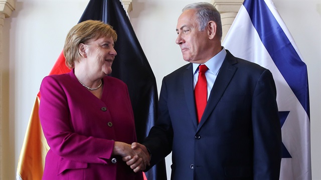 Israeli Prime Minister Benjamin Netanyahu (R) and German Chancellor Angela Merkel shake hands as they pose for photographers between meetings in Jerusalem October 4, 2018. 