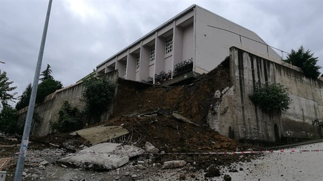 Ordu'daki sağanakta bir okulun bahçe duvarı yıkıldı 