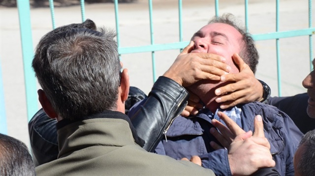 Kılıçdaroğlu'na tepki gösteren şehit yakını Ahmet Gök, CHP liderinin korumaları tarafından ağzı kapatılarak uzaklaştırıldı.