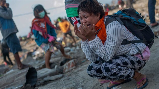 Endonezya'da meydana gelen 7.4 büyüklüğündeki deprem ve tsunaminin ardından bin 500'den fazla kişi hayatını kaybetti. Yakınını kaybeden bir kadının gözyaşları (Fotoğraf: AP)