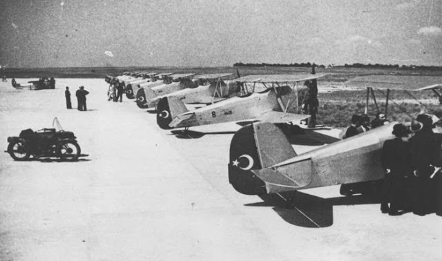 Uçak fabrikasında üretilen ilk uçaklar. 