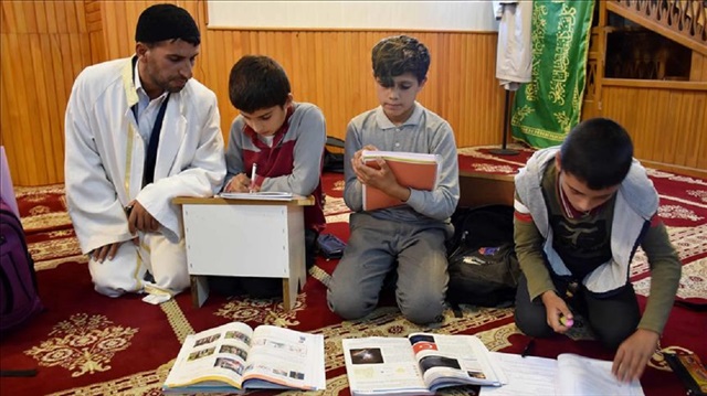 Öğrencilerin ödevlerini yapmalarını sağlayan imam Özden'in bu davranışı köylülerden de takdir topluyor.