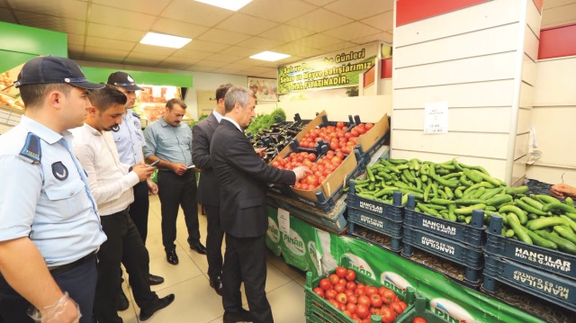 Tahmazoğlu esnafa “ya ucuza satarsın ya da tezgahı kaldırırsın” şeklinde tepki gösterdi.