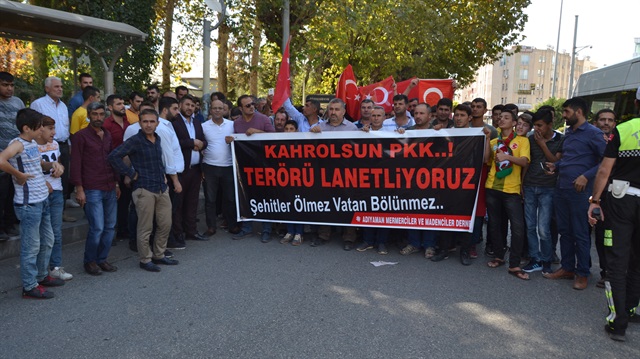 Vatandaşlar, "Şehitler ölmez, vatan bölünmez" ve "Kahrolsun PKK" sloganları attı.
