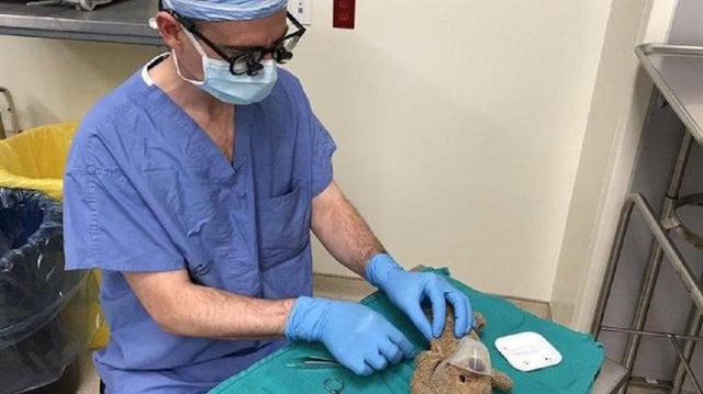 Doktor, ameliyatın fotoğraflarını Twitter'dan paylaştı.