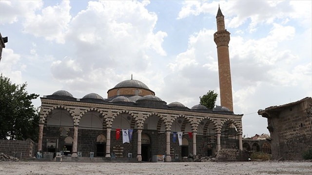 Diyarbakır'da teröristlerin yakıp yıktığı camiler yeniden ibadete açıldı