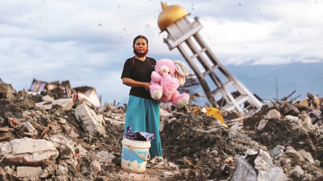 Sulawesi Adası’nda meydana gelen depremde çocuklarını kaybeden 
aileler, endişe içinde tüm kurumları dolaşıyor. 