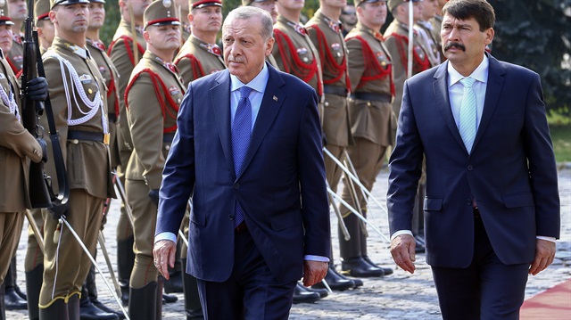 Cumhurbaşkanı Erdoğan, Macaristan Cumhurbaşkanı tarafından resmi törenle karşılandı.
