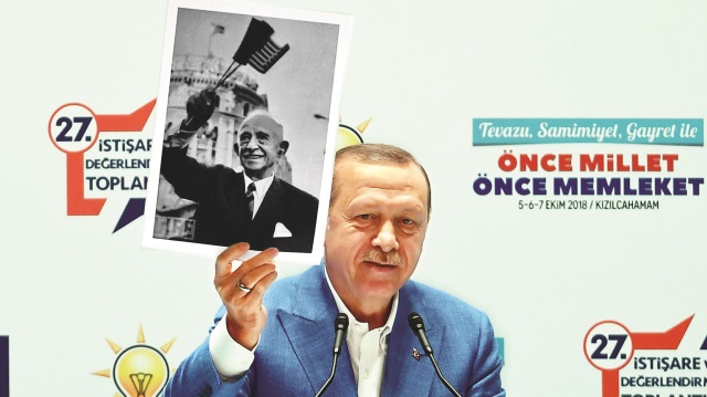 Erdoğan, İnönü’yü ABD bayrağı taşırken gösteren bir fotoğrafını paylaştı.
