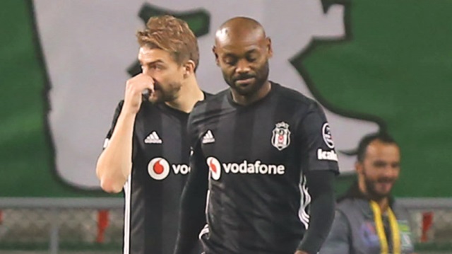 Atiker Konyaspor deplasmanında Yatabare’nin penaltı golüyle geriye düşen Beşiktaş, Vagner Love ve Jeremain Lens’in attığı gollerle öne geçmesine rağmen uzatmada gördüğü golle yıkıldı: 2-2. 