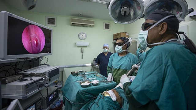 Canlı yayınlanan ameliyatı 10 farklı ülkeden 28 bilim insanı izledi.