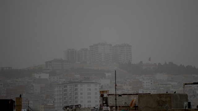 Toz bulutu Kilis ve Şanlıurfa'da hayatı olumsuz etkiliyor.