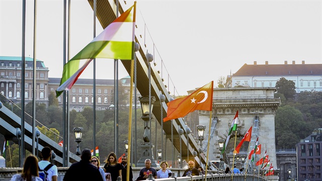 Macaristan'ın başkenti Budapeşte'nin simgelerinden Zincir Köprüsü (Lanchid) Cumhurbaşkanı Recep Tayyip Erdoğan'ın ziyareti nedeniyle Türk bayraklarıyla süslendi. (Fotoğraf: AA)